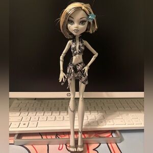 Monster High Doll Frankie Stein Skull Shores Black And White 2011